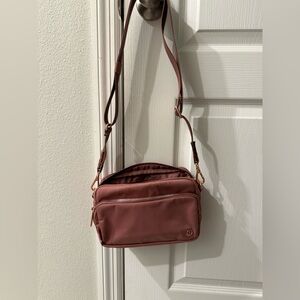 Lululemon Everywhere Crossbody 3L Large 
Metal Hardware in Spice chai/rose gold